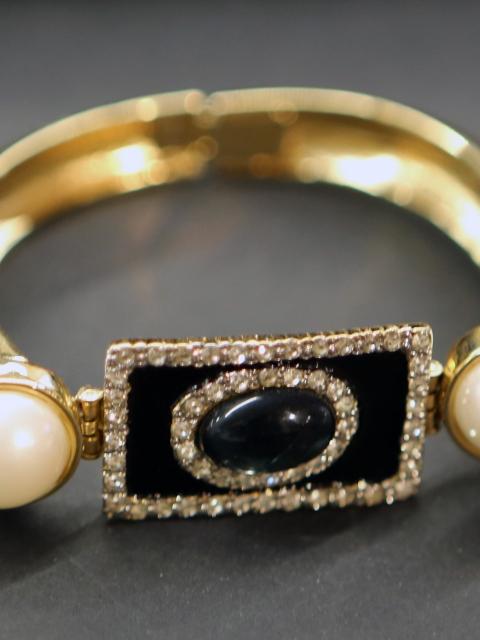 <p>braccialetto Valentino anni '80 rigido</p><p>metallo dorato, strass e cellulosa</p>