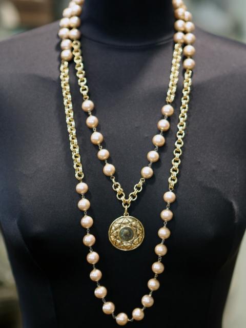 <p>collana anni '80</p><p>metallo dorato e perle laccate</p>