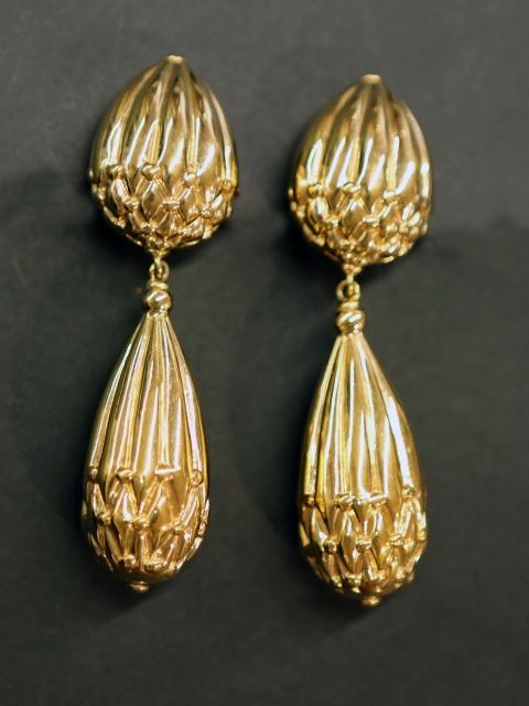 <p>orecchini pendenti anni '80</p><p>metallo dorato</p>