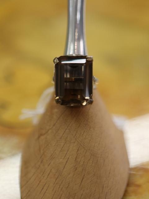 <p>anello con montatura in metallo e quarzo fumé</p>