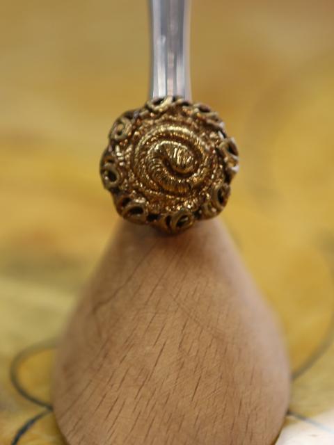 <p>anello con montatura regolabile in metallo dorato e bottone anni '60</p>